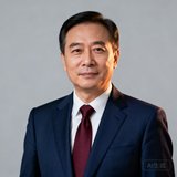 华鑫资本合伙人张总的商务头像照片，一位穿着深蓝色西装、系着暗红色领带的中年男士